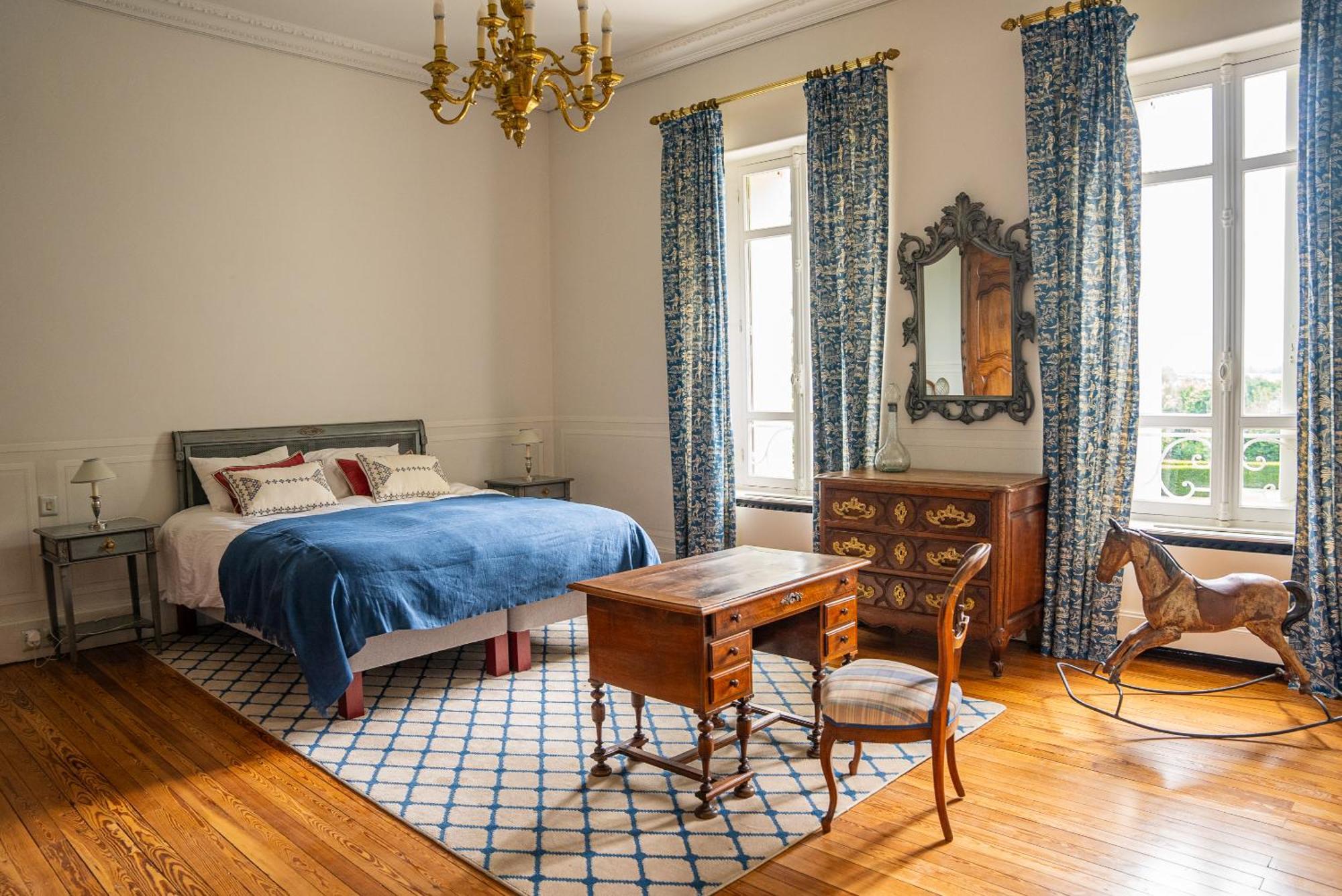 Chateau De Lussac Lussac  Room photo
