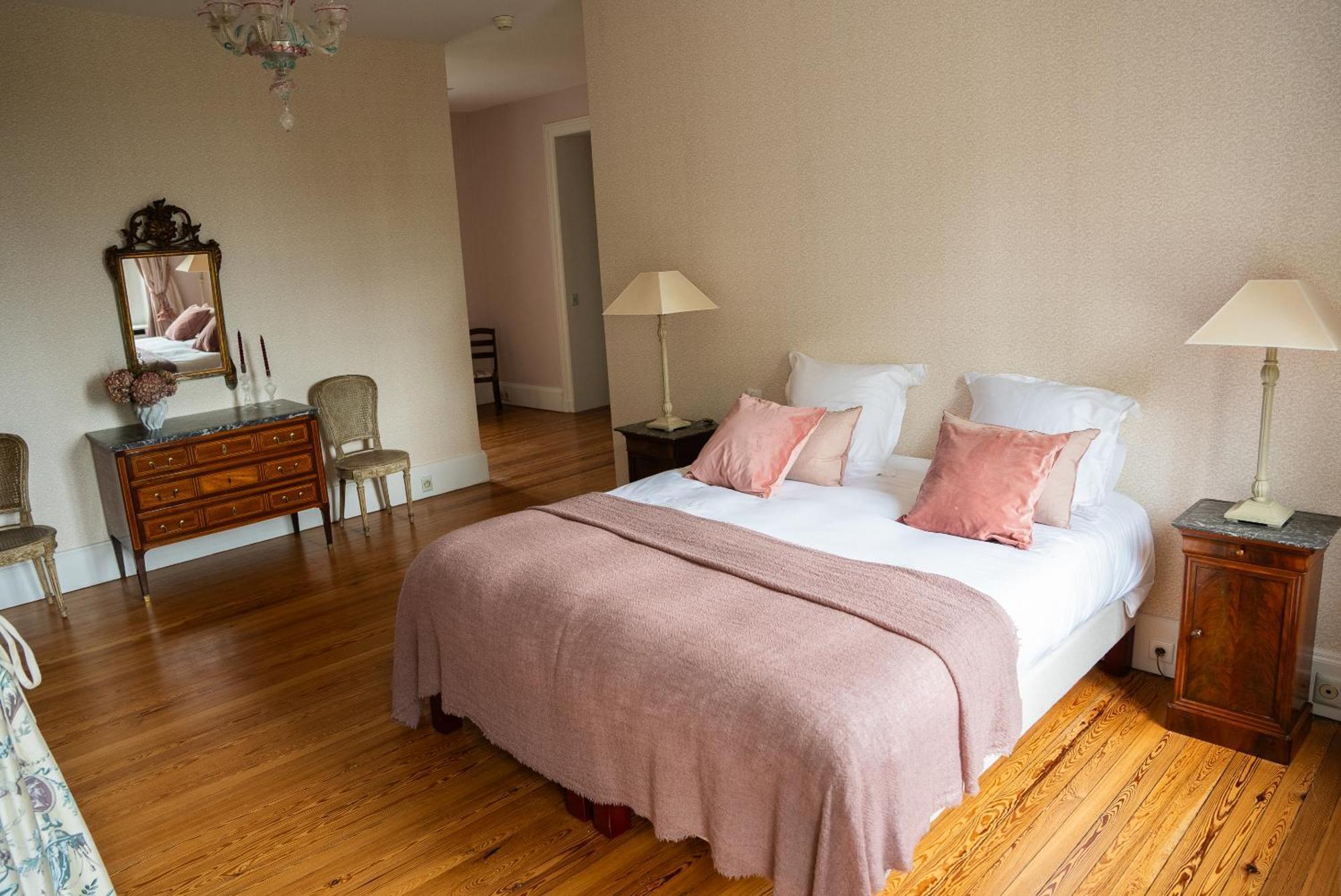 Chateau De Lussac Lussac  Room photo