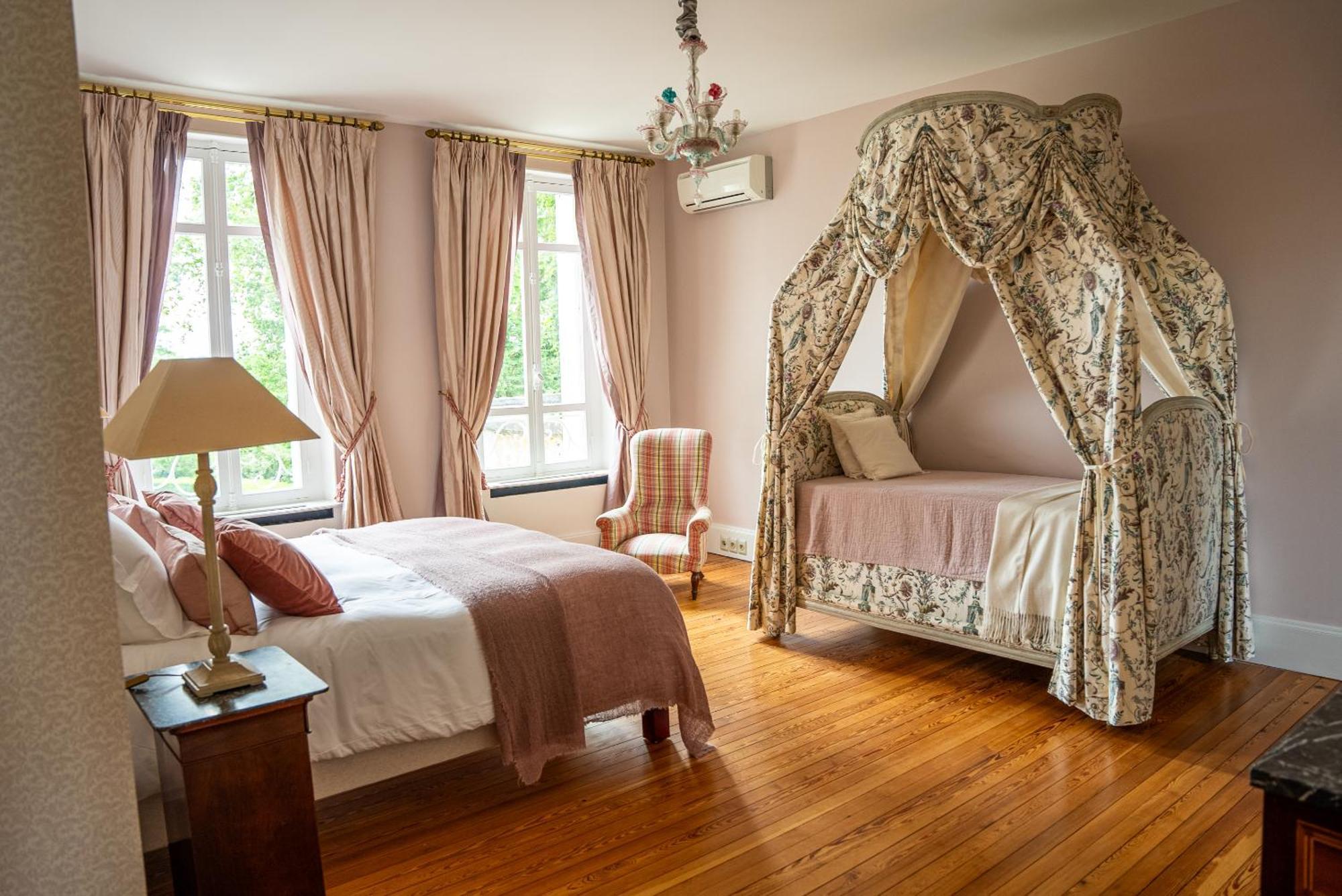 Chateau De Lussac Lussac  Room photo