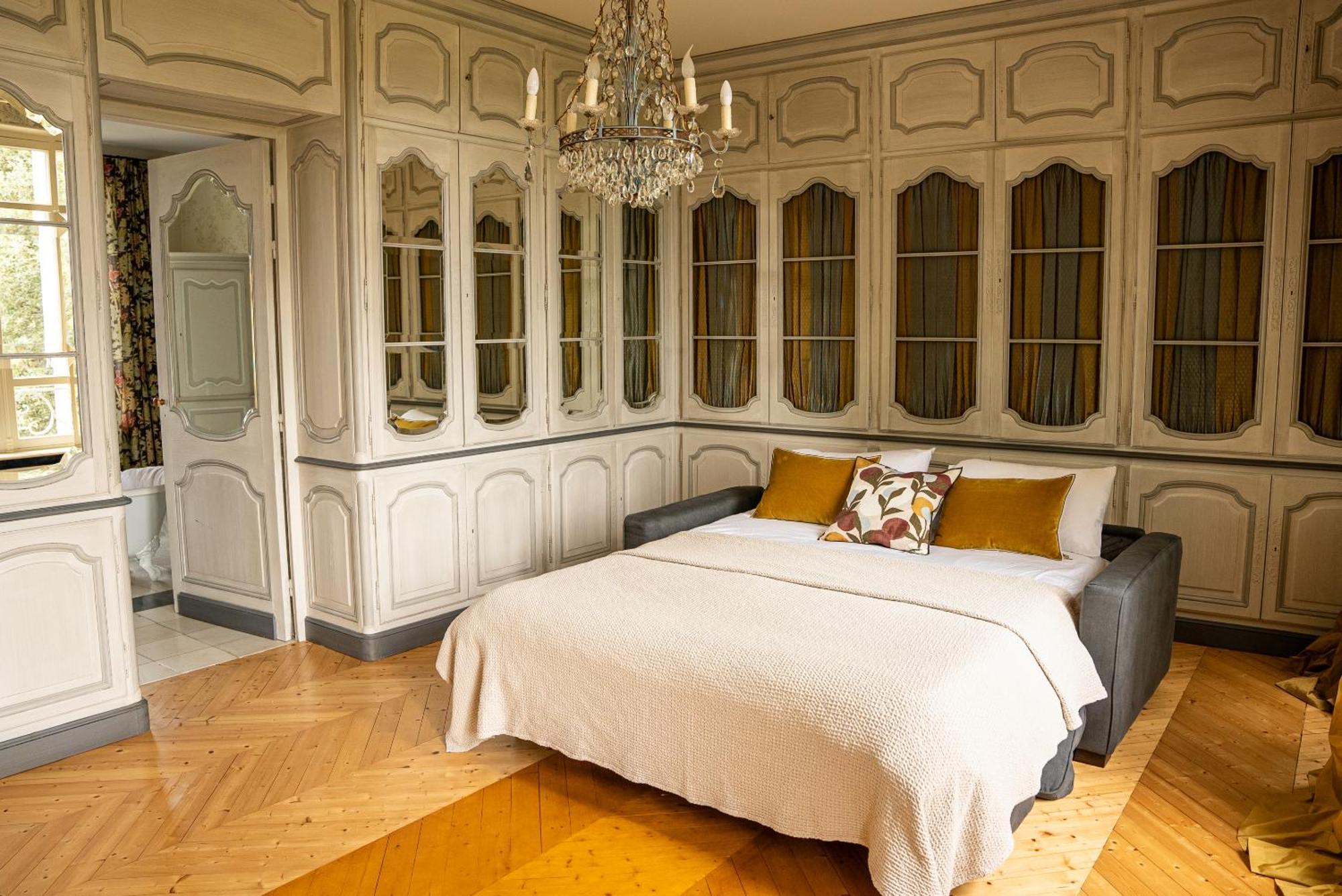 Chateau De Lussac Lussac  Room photo
