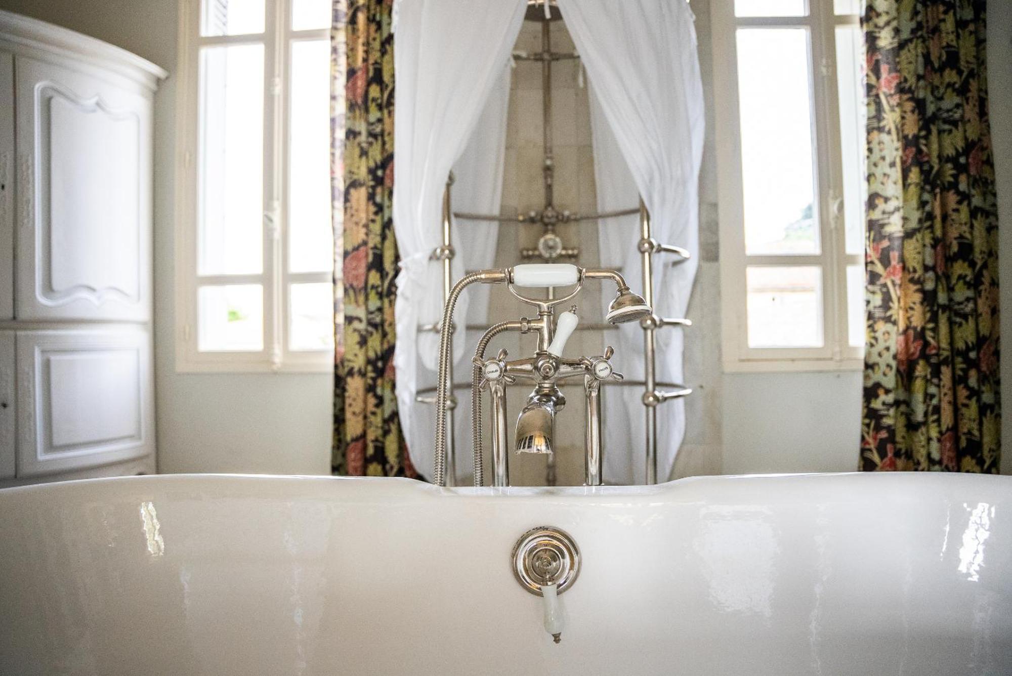 Chateau De Lussac Lussac  Room photo
