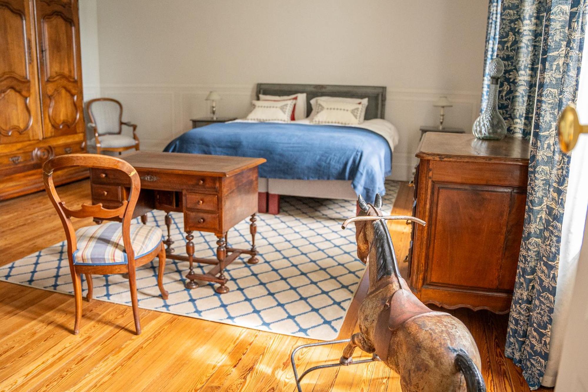 Chateau De Lussac Lussac  Room photo