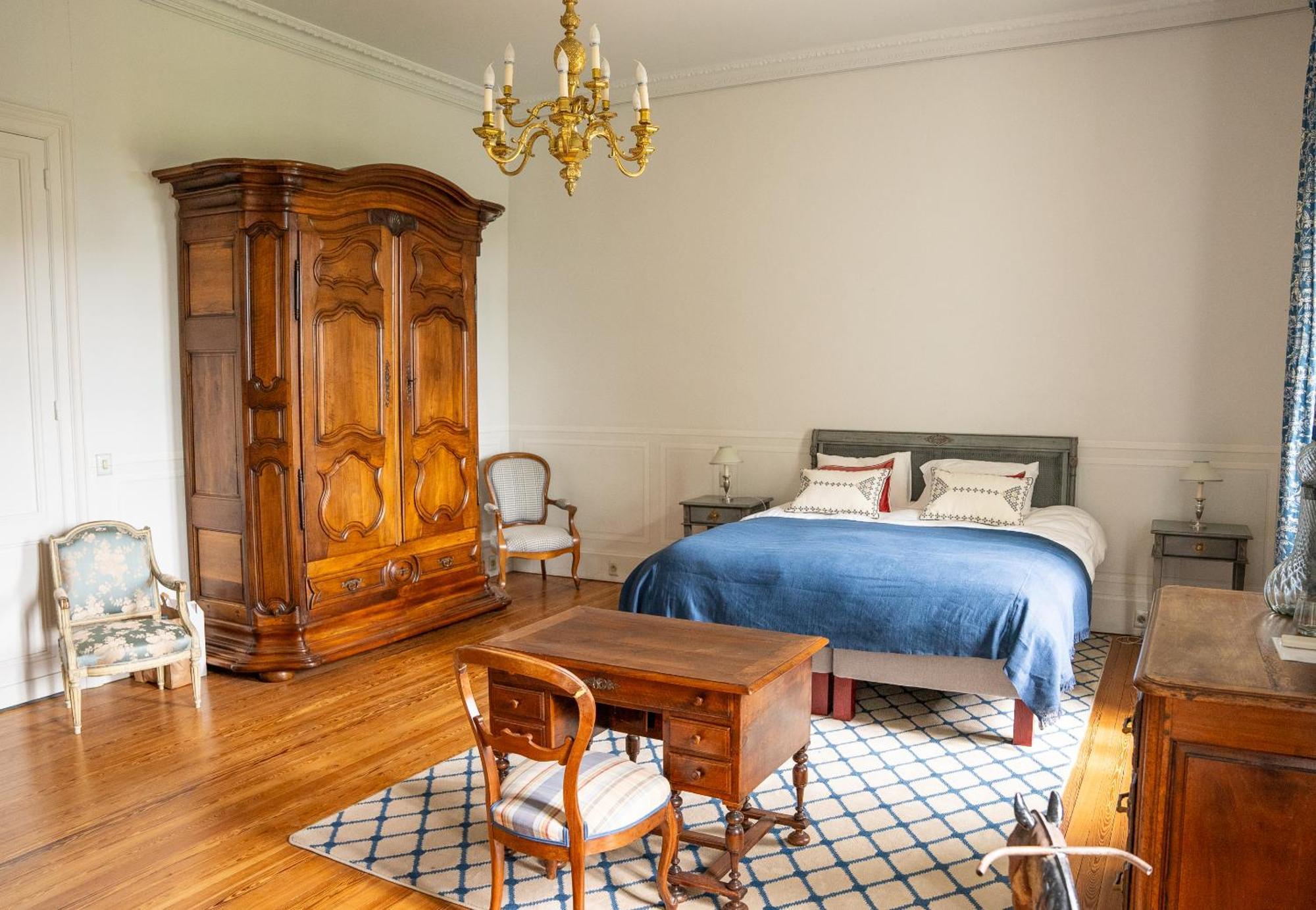 Chateau De Lussac Lussac  Room photo
